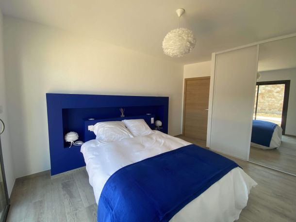 Villa Mare Monti - Royal Blue Bedroom