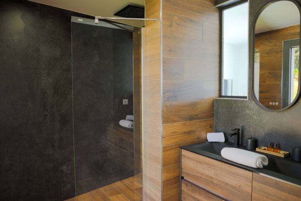 Villa Mare Monti - Ensuite bathroom - Duck blue bedroom