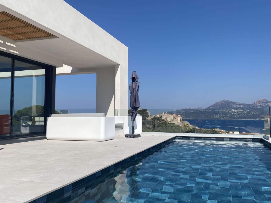 Villa Mare Monti - The pool and its view of Calvi and its bay