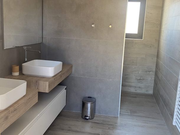 Villa Mare Monti - Ensuite bathroom for the Orange and Royal Blue bedrooms