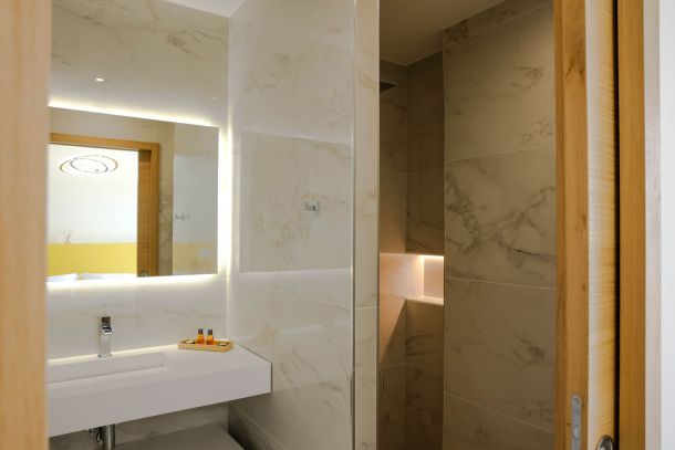 Villa Mare Monti - Ensuite bathroom - Yellow bedroom